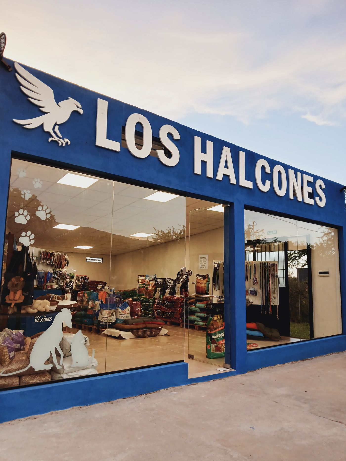 Frente del local de Los Halcones Pet Shop